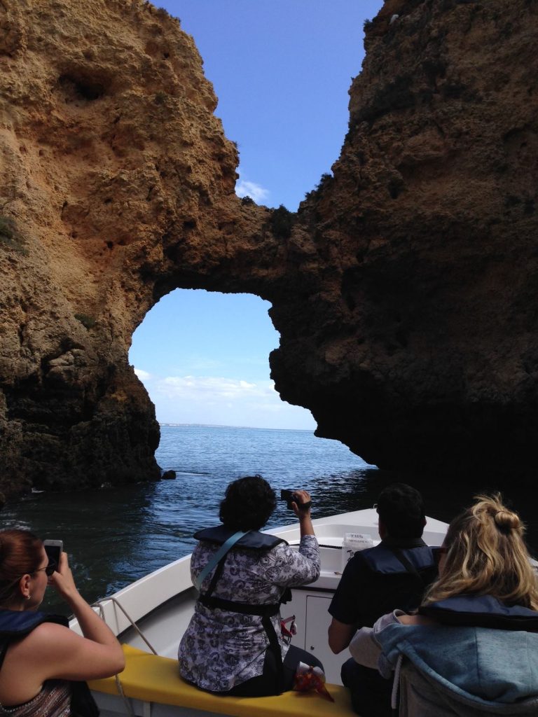 passeio de barco às grutas 